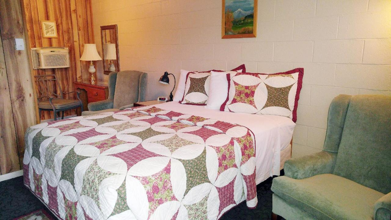 Carter Mountain Motel Cody Bagian luar foto